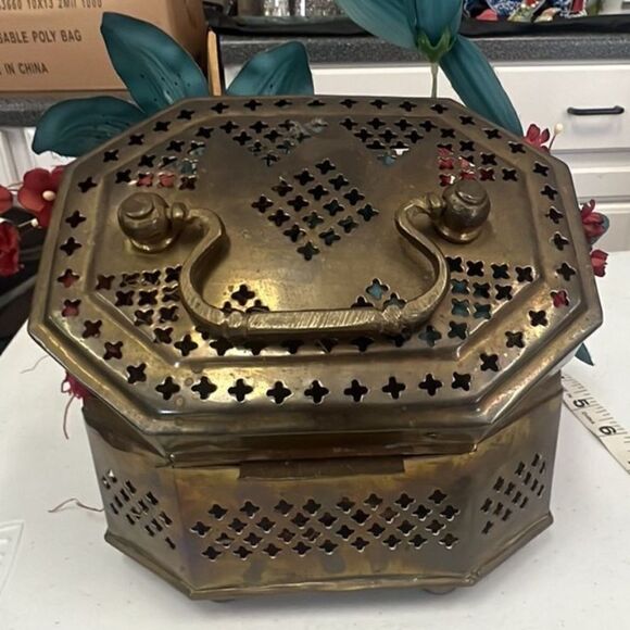 Vintage Brass Box w/Flowers - Picture 1 of 6